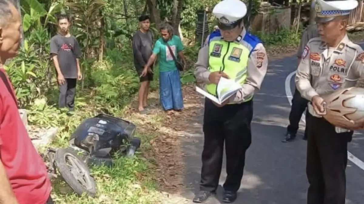 Polisi melakukan olah TKP kecelakaan yang merenggut nyawa Kadek Ardana, 37, warga (IST)