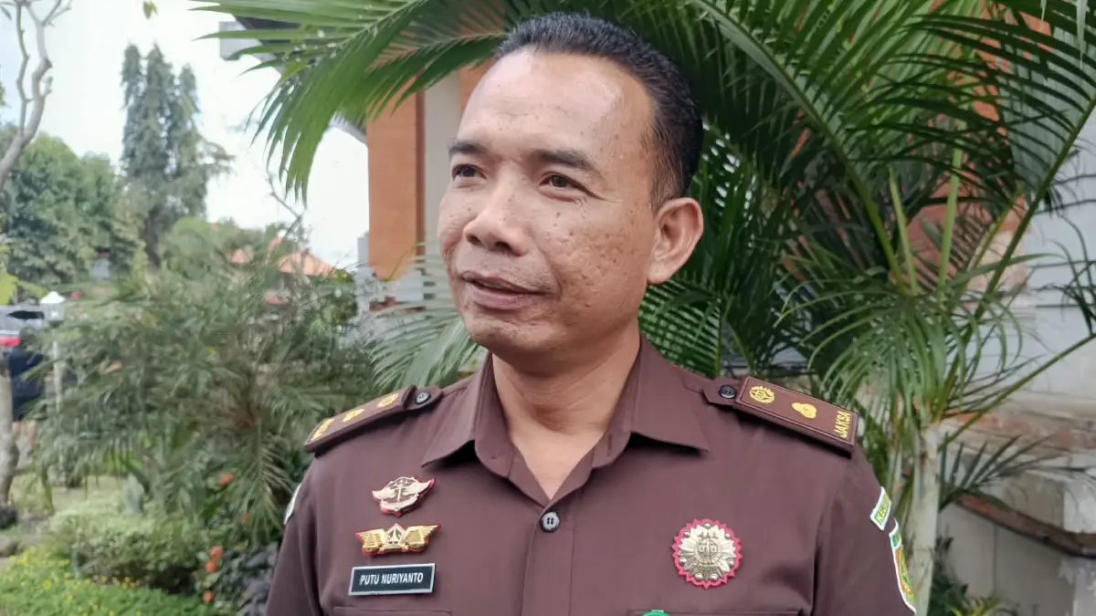 Kasi Intel Kejari Tabanan, Nuariyanto menjelaskan perkembangan kasus korupsi Diskes Tabanan, Rabu (7/10/2026). (Juliadi)