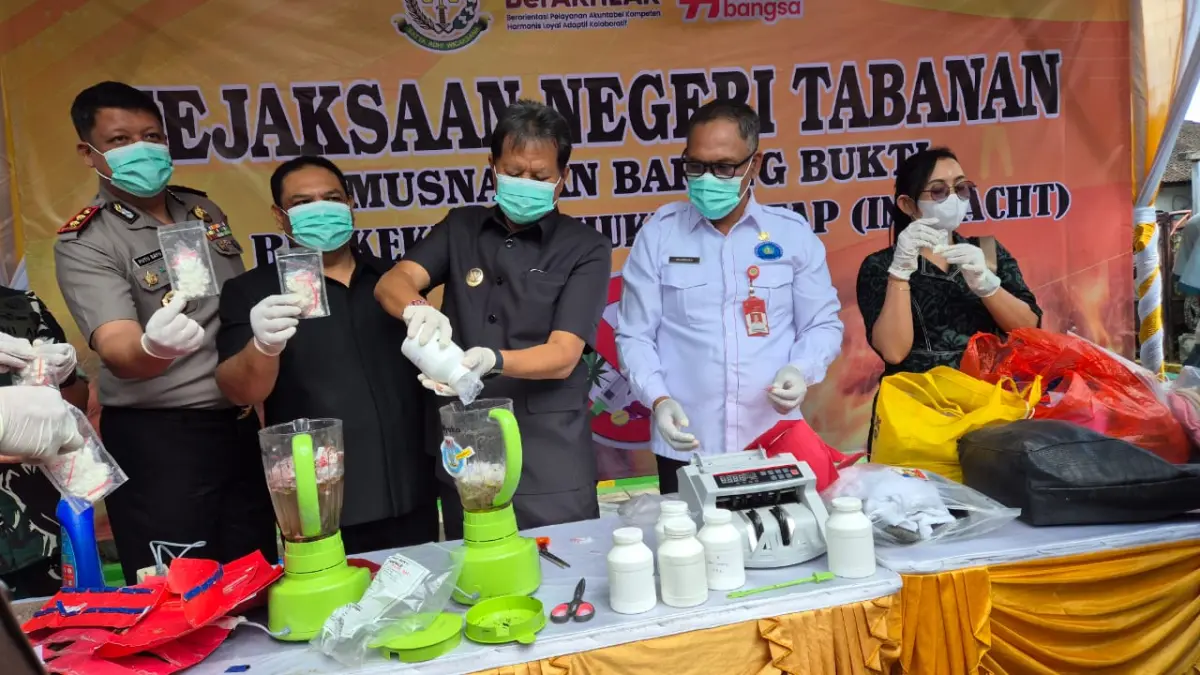 Barang bukti narkotika diblender, HP dihancurkan, hingga alat kontrasepsi dibakar agar tidak digunakan lagi. (Juliadi)