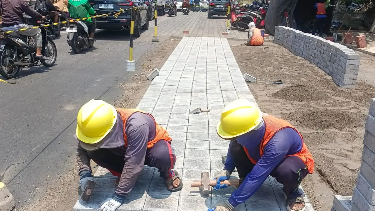 Penataan Jalan Gajah Mada Tabanan terus dikebut. (Juliadi)