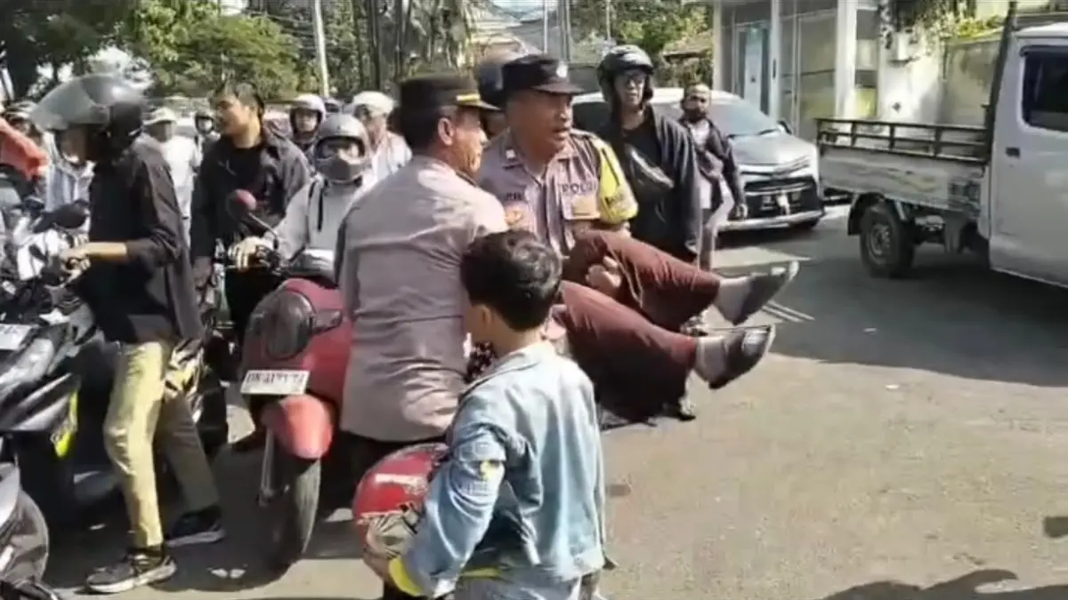 Warga pingsan saat mengantre BBM di wilayah Blahbatuh, Gianyar, Bali. (IST)