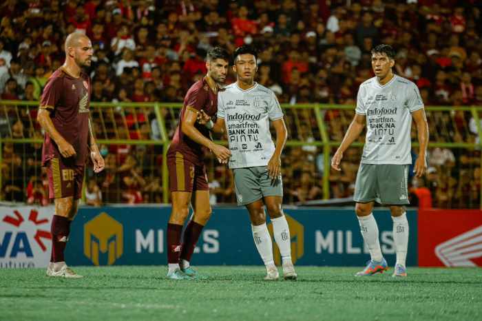 AWAL YANG BAGUS : Pemain baru, Elias Dolah (kanan), tampil kokoh sebagai palang pintu Bali United bersama Kadek Arel.