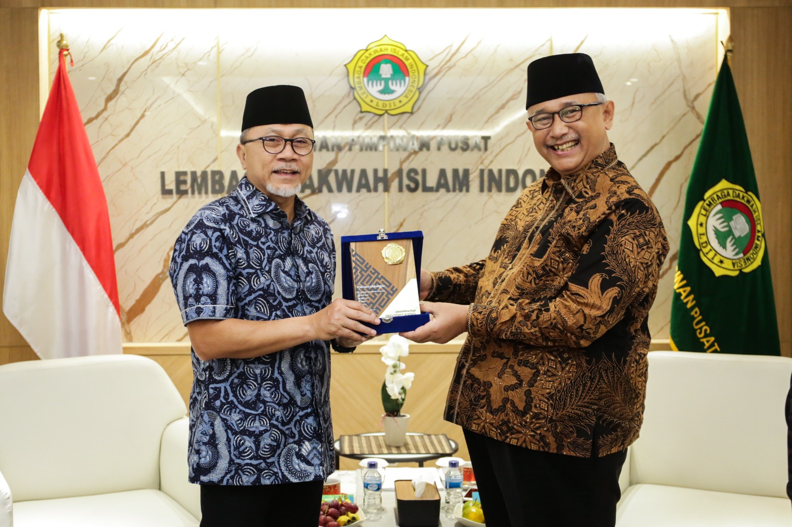 HANGAT: Mendag RI Zulkifli Hasan (kiri) dan Ketum DPP LDII KH Chriswanto Santoso di Jakarta, Sabtu (10/6/2023). (Foto: LDII untuk Radar Bali)