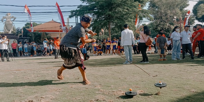 Pertandingan gangsing yang digelar di RTH Yowana Asri belum lama ini.