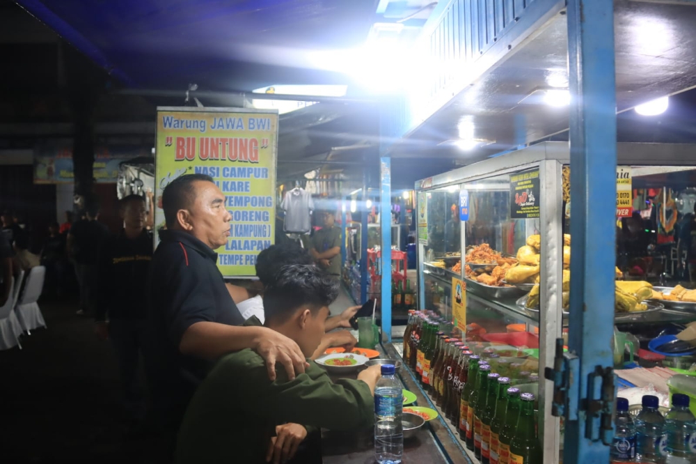 PANTAU LANGSUNG: Bupati Jembrana I Nengah Tamba saat pemantauan pasar senggol yang sudah direlokasi ke Pasar Ijogading, Minggu (11/6/2023) malam. (Humas Pemkab Jembrana untuk Radar Bali)