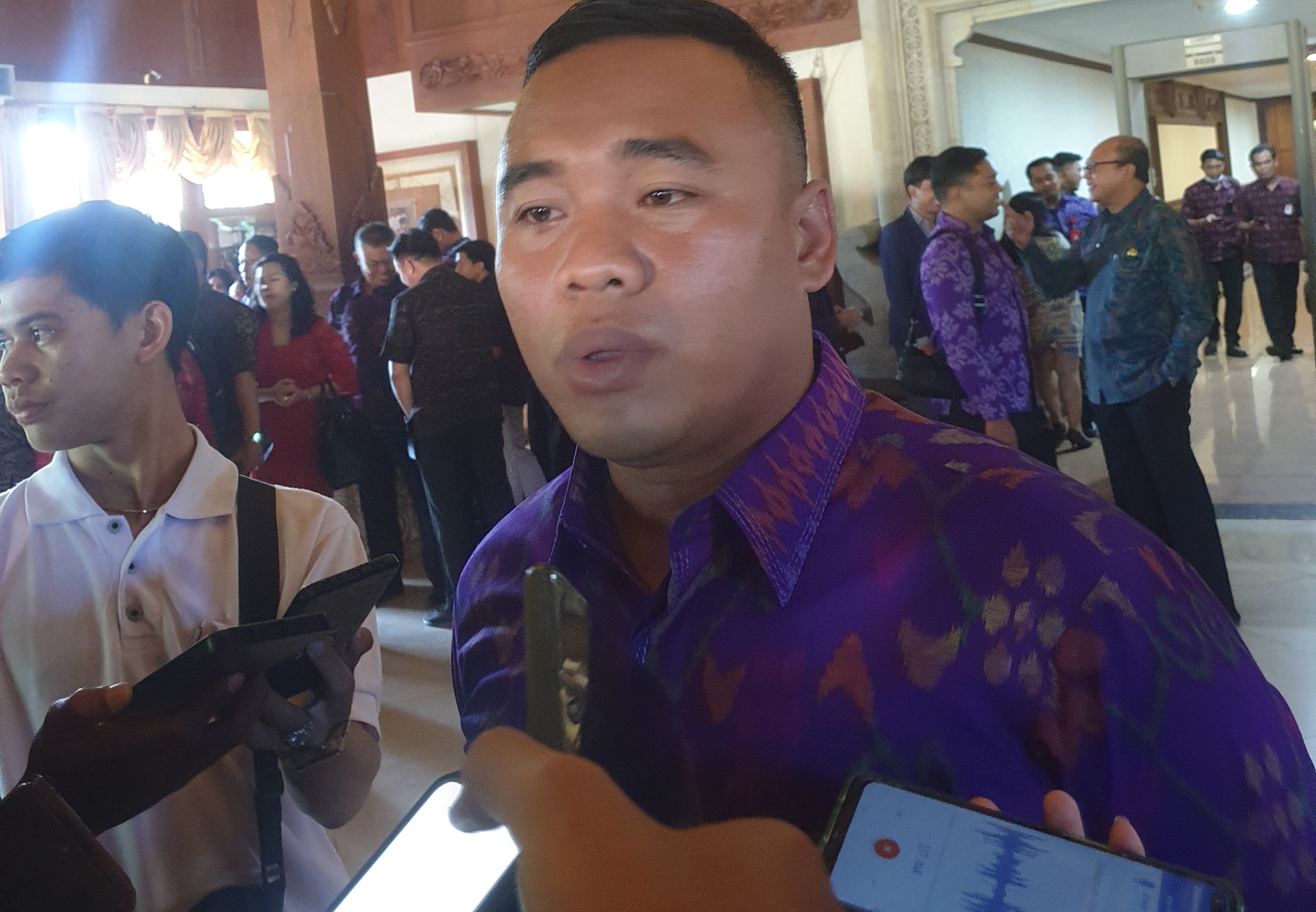 BEBERKAN KEKERINGAN : Ketua Fraksi Partai Gerindra Bali, Ketut Juliarta (foto:ni kadek novi febriani)