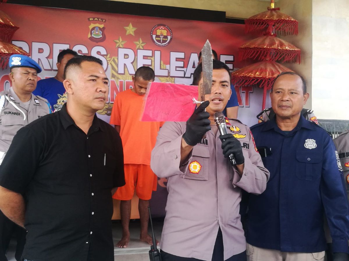 Polsek Denpasar Barat menujukkan pisau yang dibawa orang diduga mabul di lapangan Puputan Denpasar