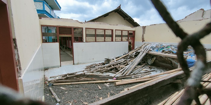 Gedung SDN Kampung Kajanan dibiarkan dalam kondisi rusak. Pemilik lahan menarik kembali izin pemanfaatan lahan itu, gegara gedung sekolah dibiarkan rusak cukup lama.