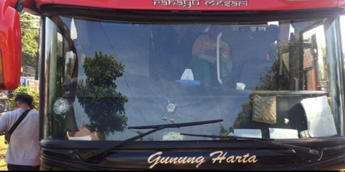 Kaca depan bus pecah dilempar tiga pelaku di Jalan Denpasar - Gilimanuk.