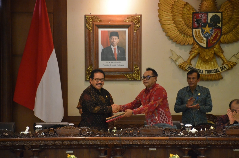 PANDANGAN UMUM: Wakil Gubernur Bali Tjokorda Oka Artha Ardhana Sukawati (Cok Ace) menerima pandangan umum Fraksi DPRD Bali, Senin (12/6/2023). (DPRD Bali untuk Radar Bali)