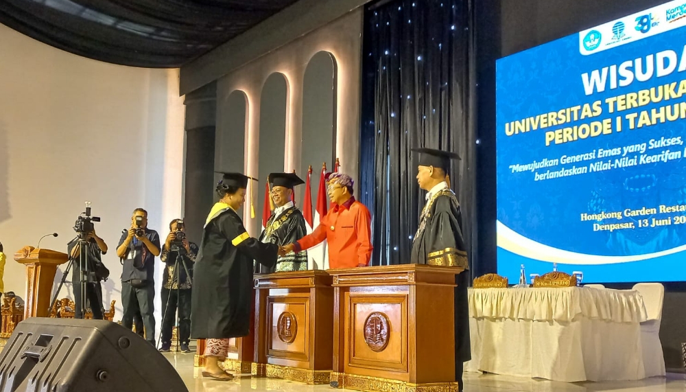GRADUATION: Gubernur Bali Wayan Koster hadiri wisuda UT Denpasar di Hongkong Garden, Denpasar, Selasa (13/6/2023). (Ari Rismaya/Radar Bali)