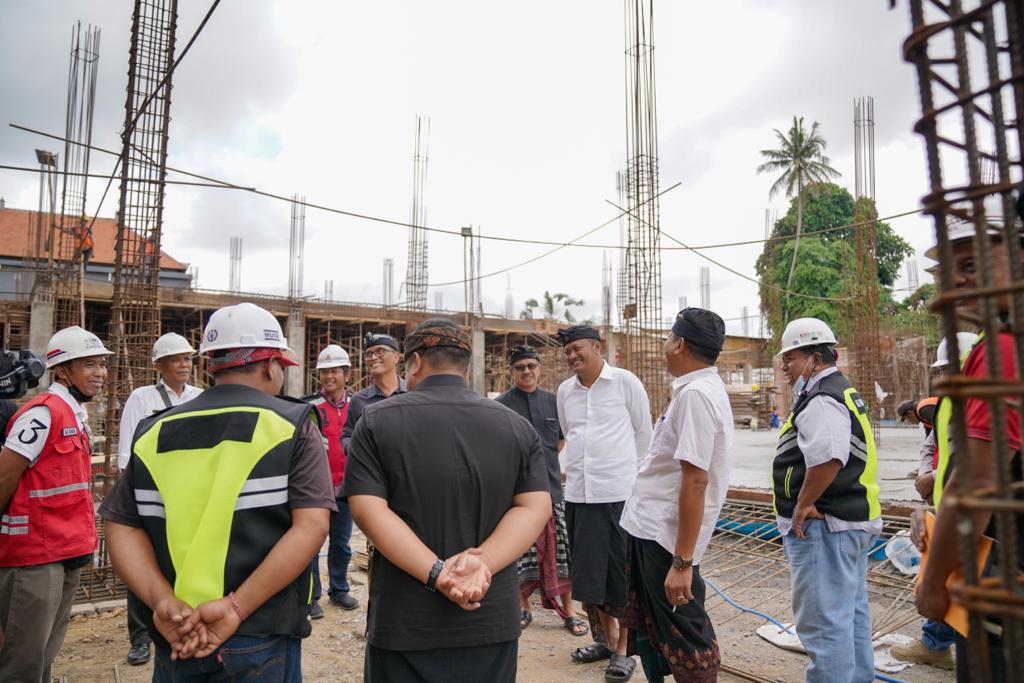 MENANG: Bupati Gianyar Made Mahayastra (udeng baju putih) saat meninjau proyek pembanguan Pasar Ubud Selasa, 13 Juni 2023.