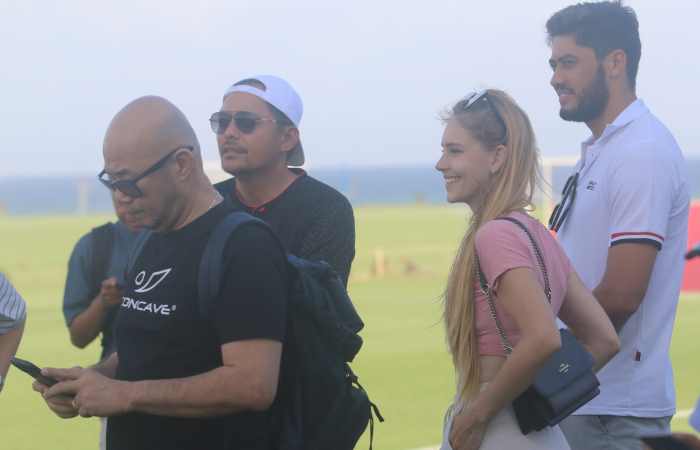 WAJIB TAMPIL 100 PERSEN : Adilson Maringa (paling kanan) saat  di Training Center Bali united di Pantai Purnama Gianyar. (foto:miftahuddin)