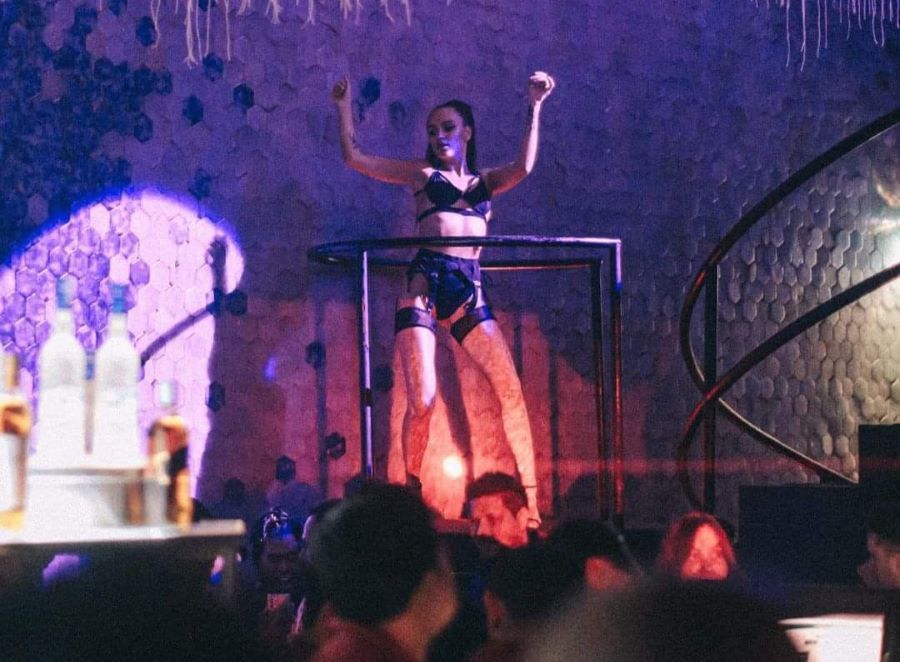 TEMPAT DUGEM: Tampak ramai pengunjung dan seorang wanita berpakaian seksi sedang dance.
