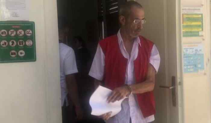 GEGARA ROKOK: Tangam Jacob Roger Marcel terborgol, saat keluar dari ruangan Tirta Pengadilan Negeri (PN) Denpasar.