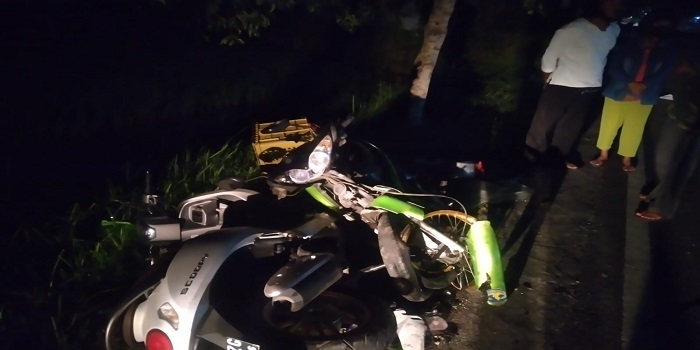 Dua motor yang terlibat kecelakan hingga menyebabkan satu korban tewas tampak ringsek.