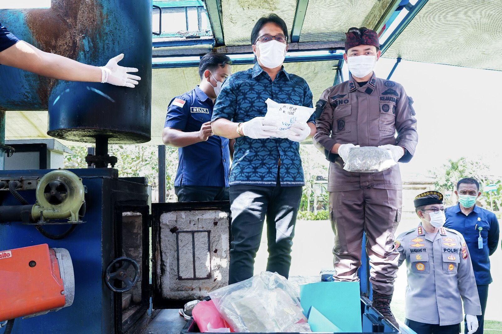LAWAN NARKOBA: Bupati I Nyoman Giri Prasta hadiri pemusnahan barang bukti tindak pidana umum dan khusus di halaman Kantor Kejaksaan Negeri Badung, Kamis (15/6/2023. (HUMAS PEMKAB BADUNG FOR RADAR BALI