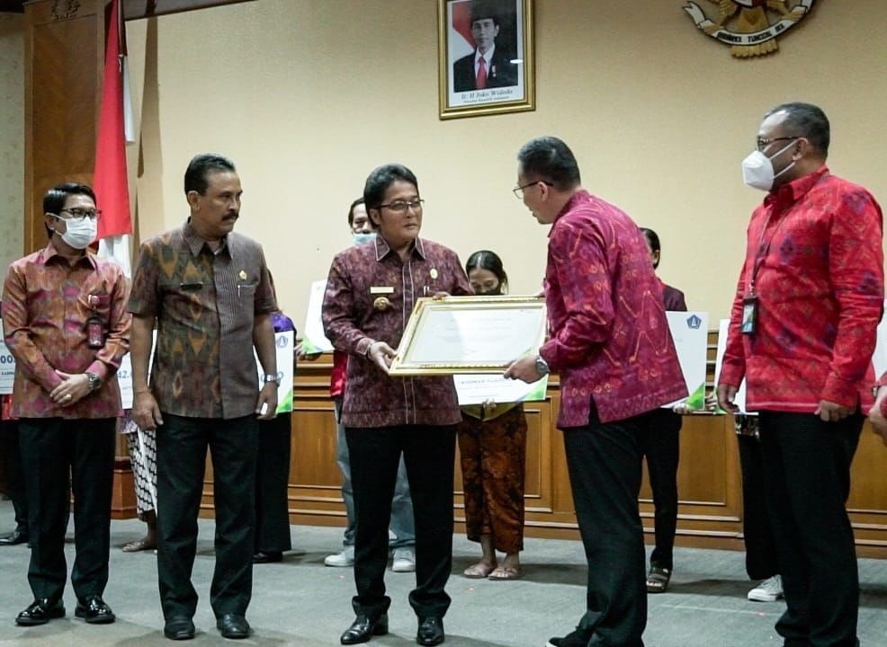 PRO RAKYAT: Bupati Badung, I Nyoman Giri Prasta saat menerima penghargaan dari BPJS Pusat sebagai kabupaten berkomitmen tinggi wujudkan universal coverage ketenagakerjaan. (HUMAS PEMKAB BADUNG FOR RAD