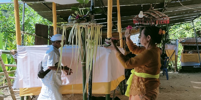 Suasana upacara pecaruan di rumah Kadek Riska Ariantini, bocah usia lima tahun yang meninggal gegara rabies.