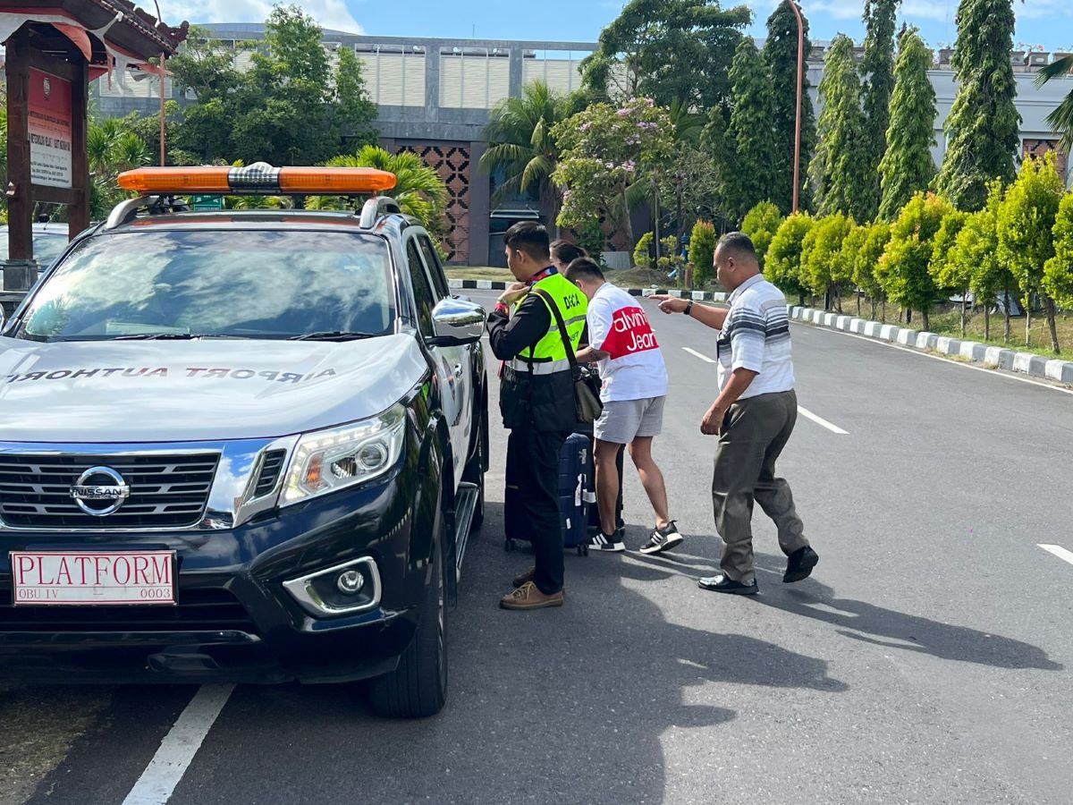 Tersangka Ricky penumpang pesawat Super Air Jet yang mengaku membawa bom diamankan aparat di bagian Avsec Bandara I Gusti Ngurah Rai, Kamis 15 Juni 2023