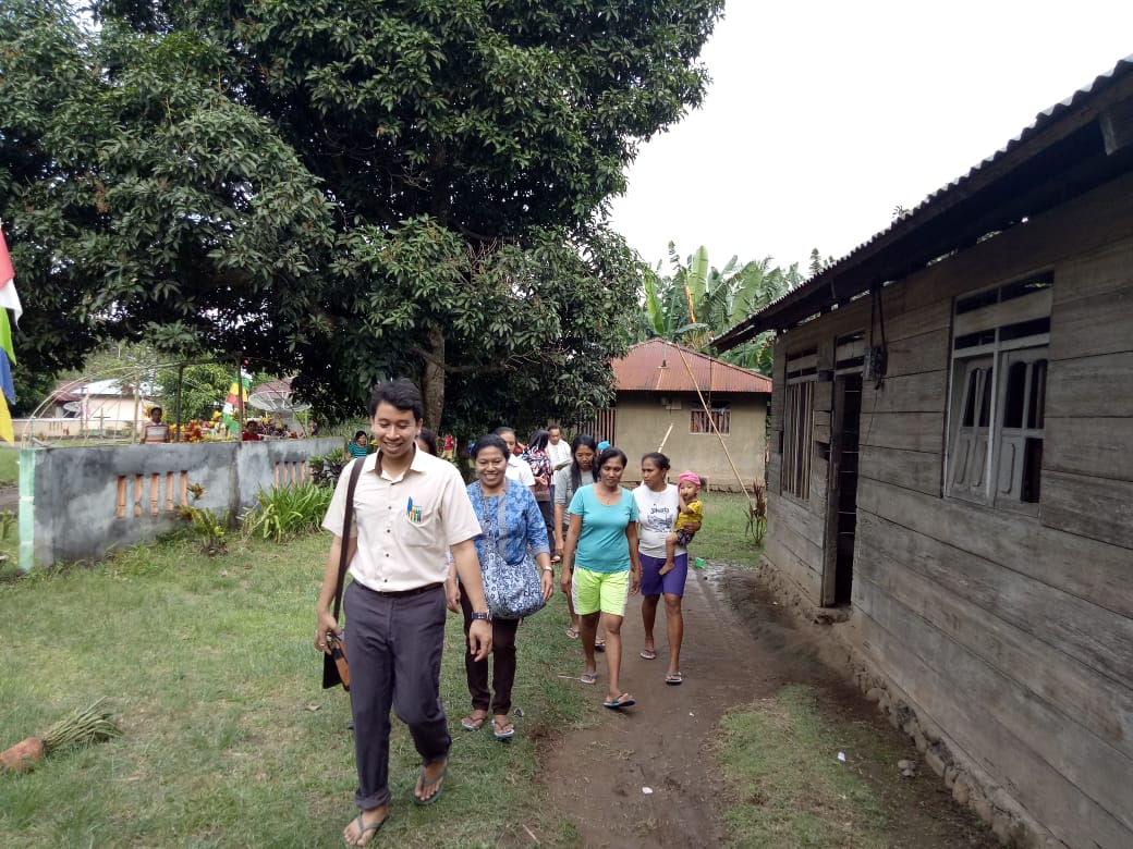 PENGABDIAN: Cokorda Raka Gekko Dananjaya (berdiri baju putih) yang akrab disapa Cok De atau Raka, bersama masyarakat di daerah terpencil di Halmahera Utara, Maluku Utara.