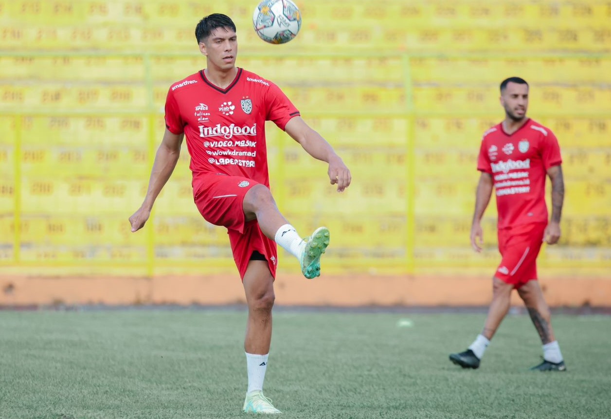 KAPTEN PULANG KAMPUNG SEBENTAR : Elias Dolah, palang pintu Bali United. (