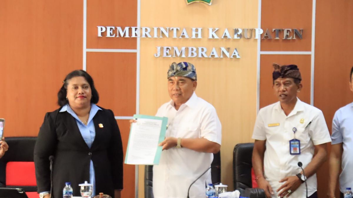 HPL:  Kepala Kejari Jembrana Salomina Meyke Saliama, saat menyerahkan LO kepada Bupati Jembrana I Nengah Tamba, Kamis 15 Juni 2023