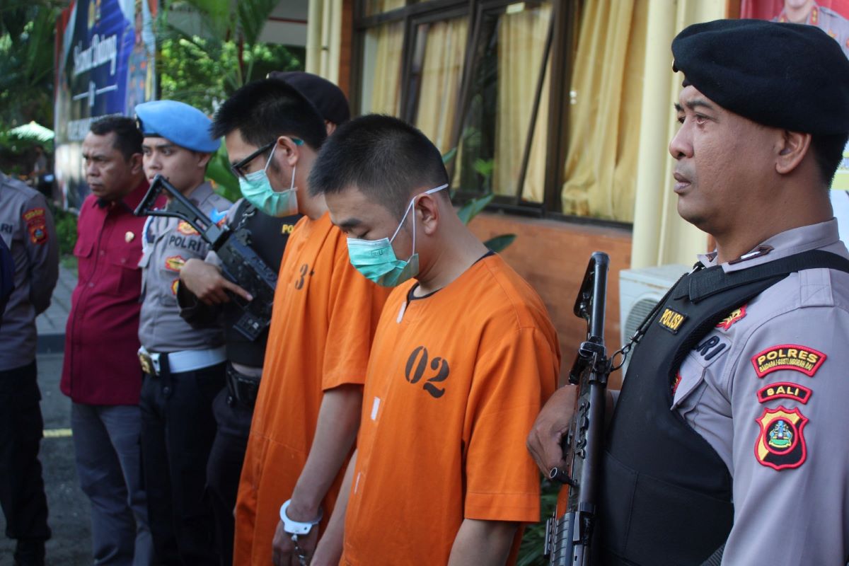 PENIPU: Kakak Beradik, Hariyanto dan Sugito dikenakan pakaian tahanan Polres Bandara, Kamis, 15 Juni 2023.