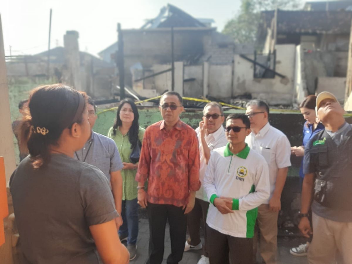 Wali Kota Denpasar bersama Bank Indonesia dan komponen masyarakat dibawah naungan MUI Bali saat meninjau lokasi kebakaran 35 rumah warga RT 5 Dusun Wanasari Denpasar.