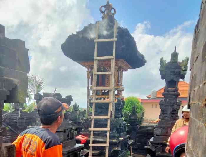 HANGUS TERBAKAR : Kebakaran terjadi di Desa Darmasaba, Kecamatan Abiansemal melalap pelinggih.