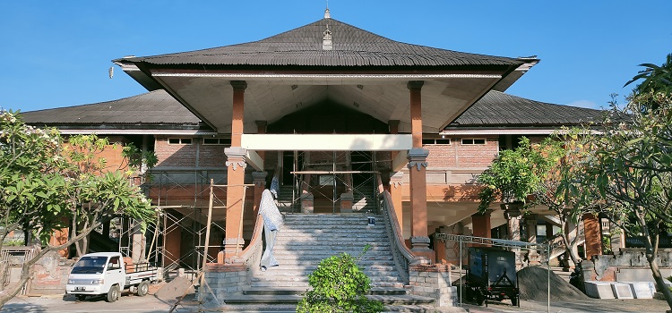 Proses rehab di Gedung Kesenian Gde Manik. Gedung itu akan direhab agar menjadi lebih nyaman, dengan fasilitas yang serupa dengan Gedung Ksirarnawa di Art Centre.