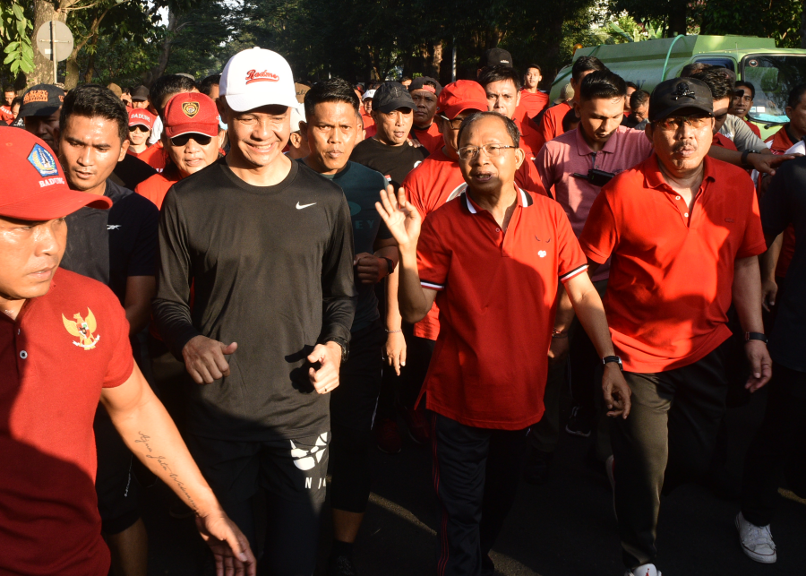 POLITIS: Bakal calon Presiden PDI Perjuangan Ganjar Pranowo didampingi Gubernur Koster saat jalan sehat, Sabtu 17 Juni 2023