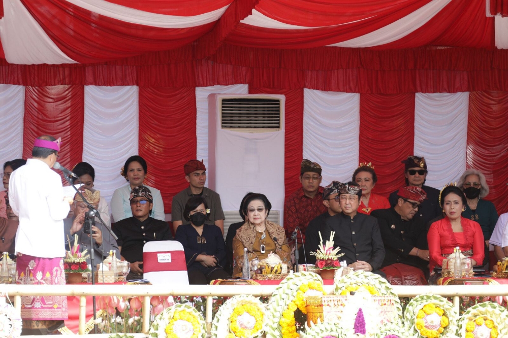 RESMI DIBUKA: Presiden RI Ke-5 Megawati Soekarnoputri membuka PKB XLV Tahun 2023 di depan Monumen Perjuangan Rakyat Bali, Niti Mandala Renon, Denpasar, Minggu (18/6/2023). (Humas Pemkab Badung)