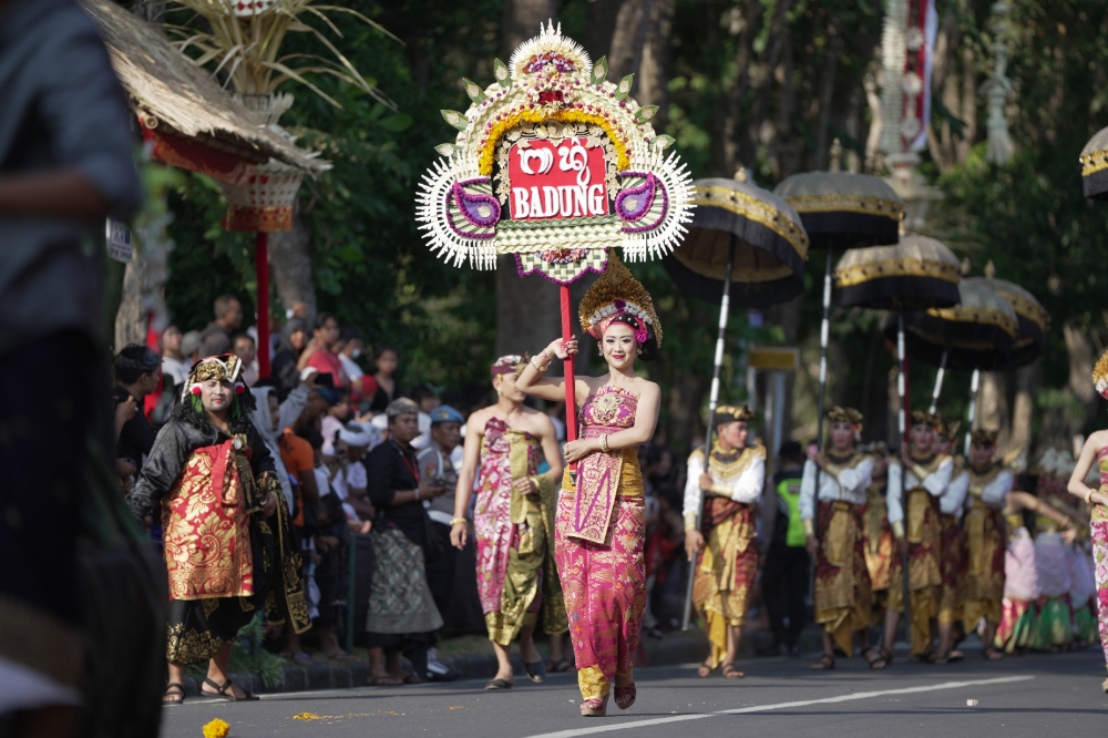 SEGARA WISATA: Duta Kabupaten Badung pada pawai pembukaan PKB Ke- 45 di depan Monumen Perjuangan Rakyat Bali, Renon, Denpasar, Minggu (18/6/2023). (Diskominfo Badung untuk Radar Bali)