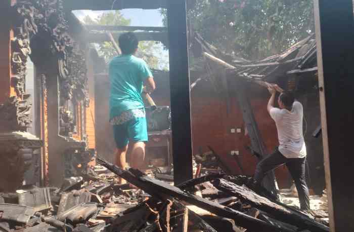 JADI ARANG : Rumah Ida Nyoman Darma yang terbakar di Banjar Dinas Eka Adnyana, Desa Tianyar, Kecamatan Kubu, Sabtu (17/6/2023).