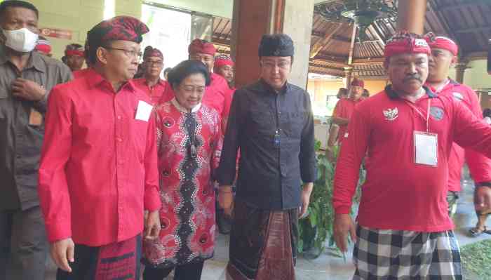 SIAPKAN STRATEGI : Megawati dan Wayan Koster. PDIP menyiapkan strategi pemenangan capresnya.