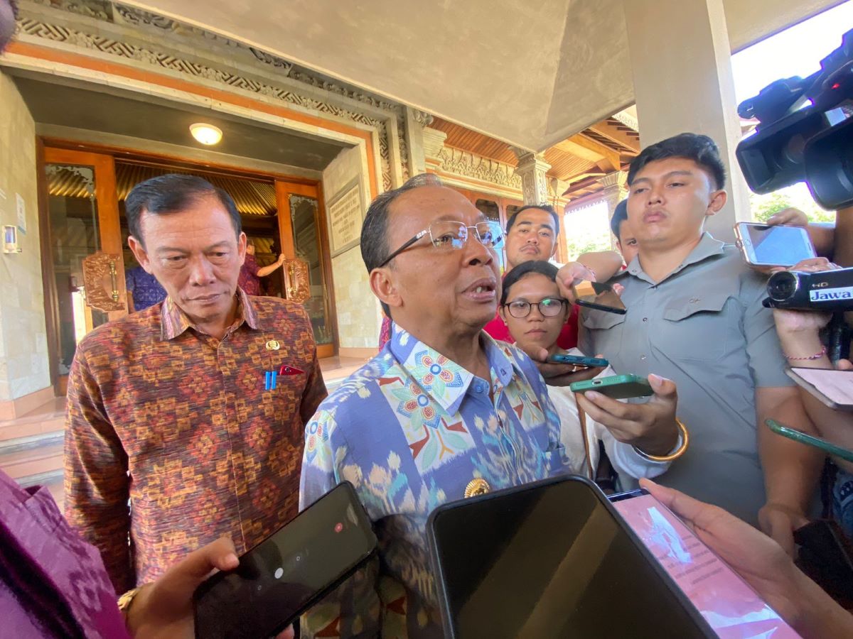 Gubernur Bali Wayan Koster saat dicegat wartawan usai sidang paripurna di DPRD Bali, Senin 19 Juni 2023