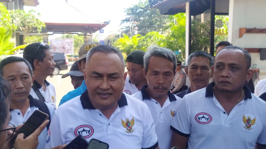 GUGAT HPL: Warga Gilimanuk atas nama AMTAG saat mendatangi Kejari Jembrana, Senin (19/6).
