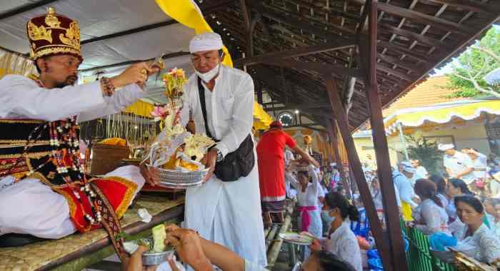 GELAR UPACARA MASAL : Upacara masal yang digelar Maha Semaya Warga Pande (MSWP) Kabupaten Klungkung di Balai Banjar Pande Galiran, Klungkung, yang puncak acaranya digelar, Minggu (18/6/2023)