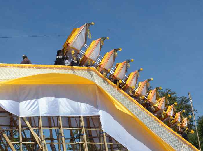 DISIAPKAN: Sarana tumpang bade pelebon Puri Agung Denpasar Raja Denpasar IX Cokorda Ngurah Jambe Pemecutan.