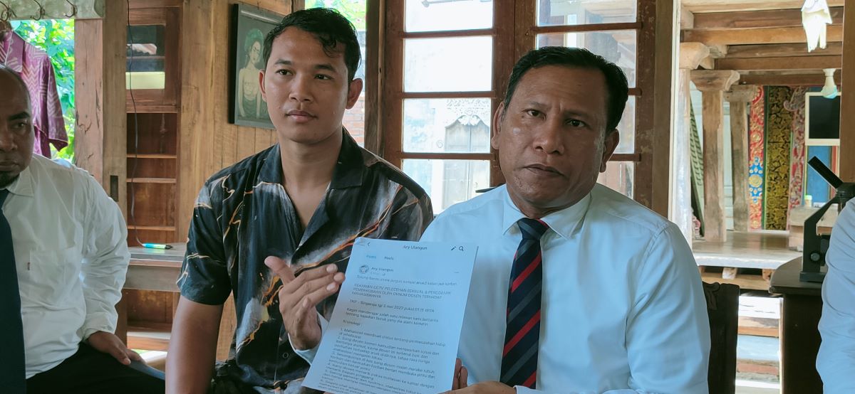 KORBAN KRIMINALISASI: Kuasa hukum Ary Ulangun yakni I Wayan Gendo Suardana usai pemeriksaan dugaan pelanggaran UU ITE di Polres Buleleng