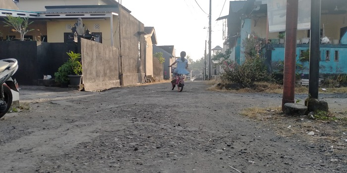 Fasos dan Fasum berupa jalan di Perumahan Griya Multi Jadi (GMJ), Desa Banjar Anyar Kediri, Tabanan yang belum diserahkan oleh pihak pengembang perumahan.