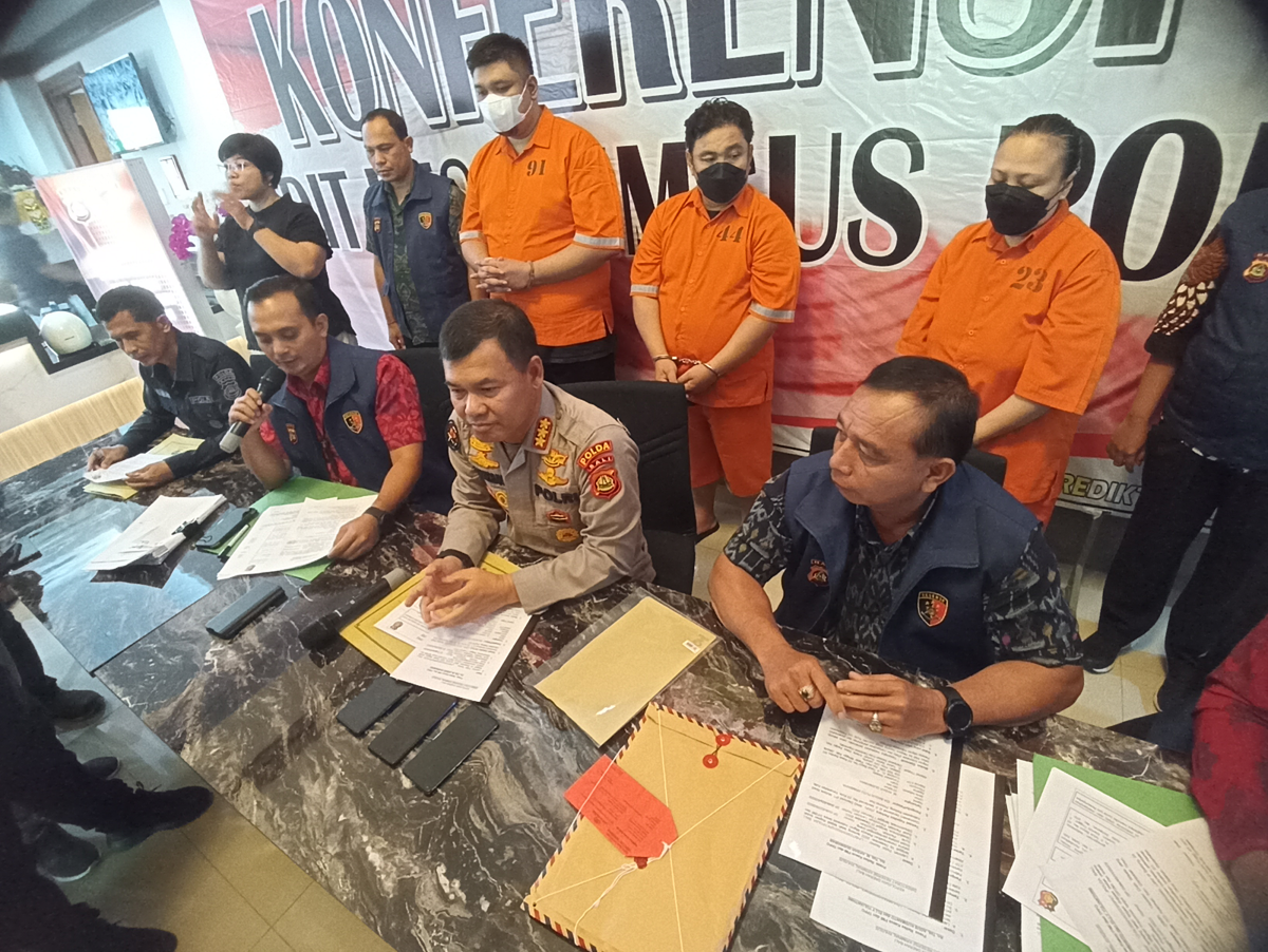 HUMAN TRAFFICKING: Tiga tersangka perdagangan orang diamankan di Mapolda Bali saat ekspose media, Selasa (20/6).