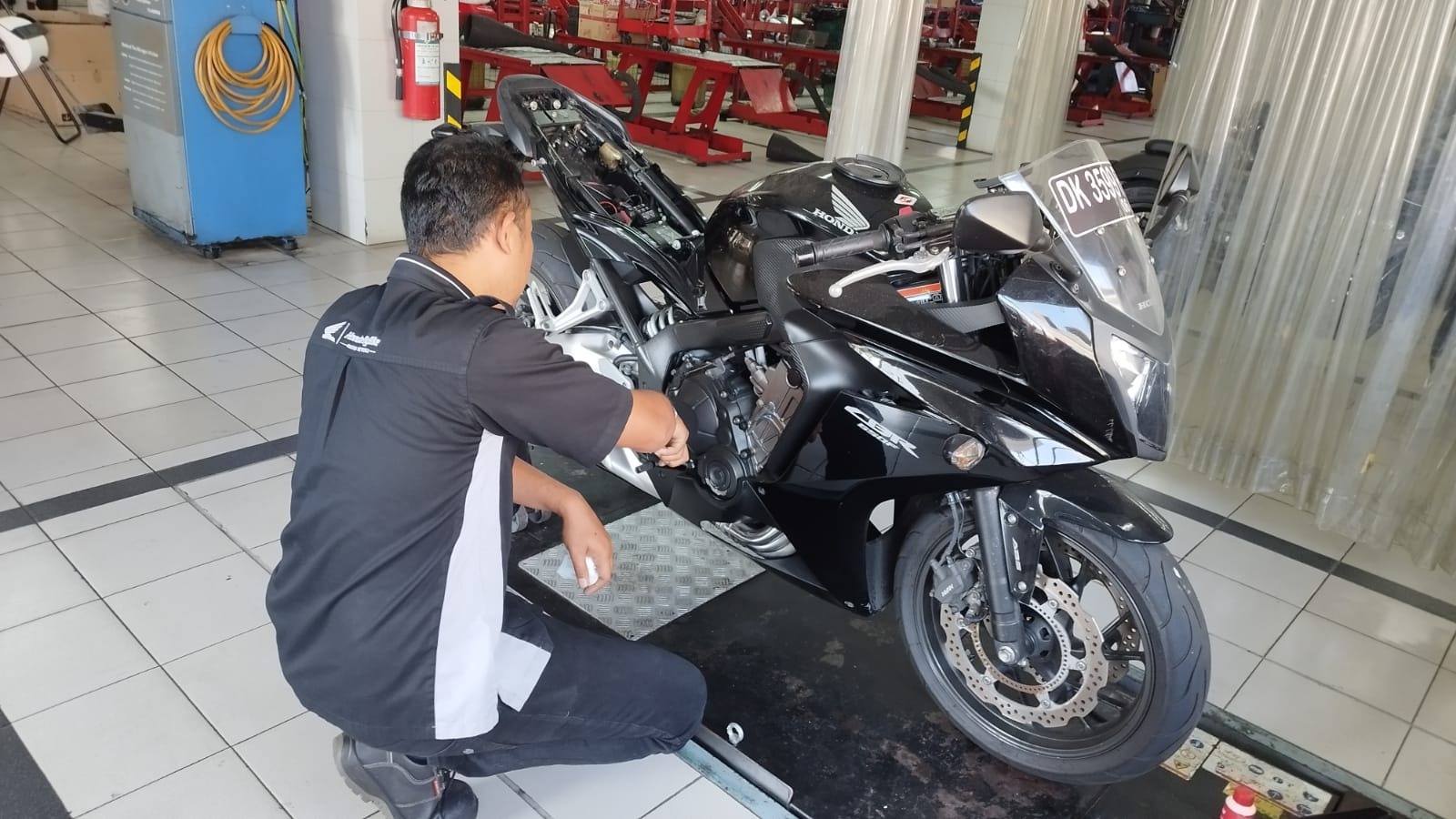 APRESIASI RP 250.000: Salah satu kendaraan konsumen Honda Big Bike diservis di Astra Motor Bali.