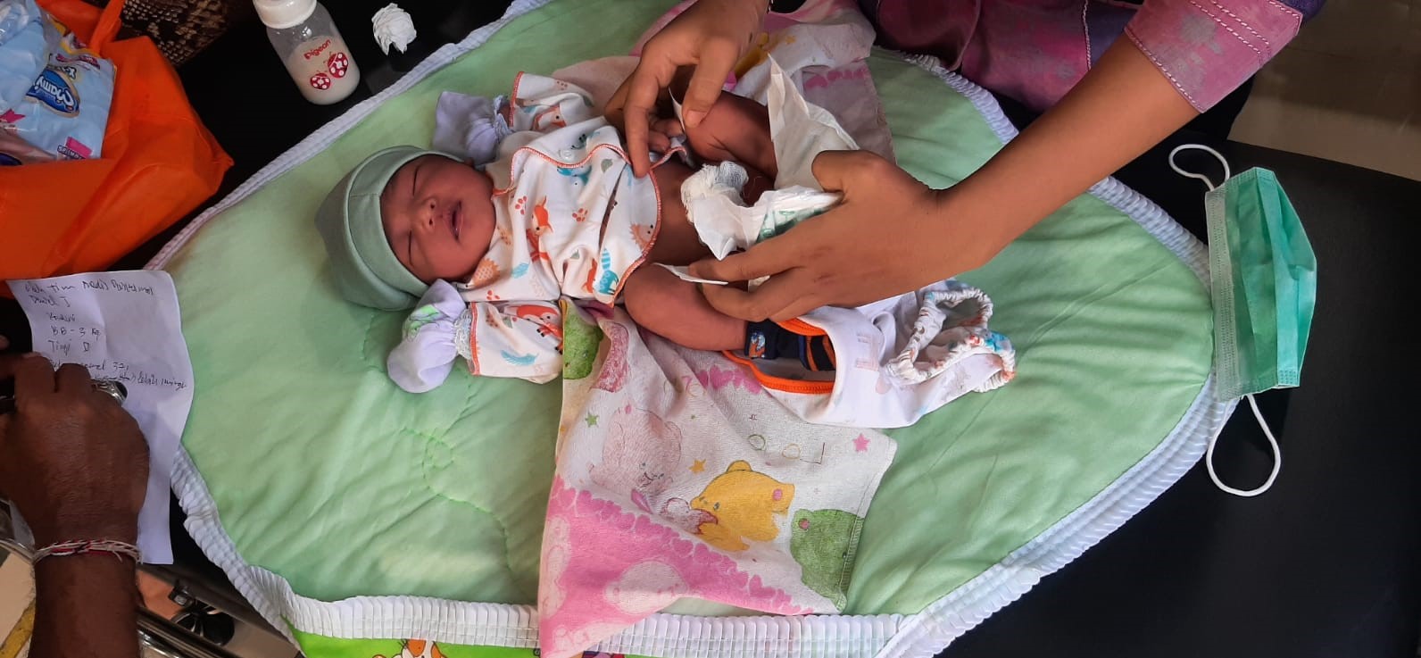 MASIH SEHAT: Bayi yang dibuang orang tuanya di areal Pura Taman Sari Sesetan Denpasar Selatan, kini dirawat di Puskesmas 1 (20/6/2023)