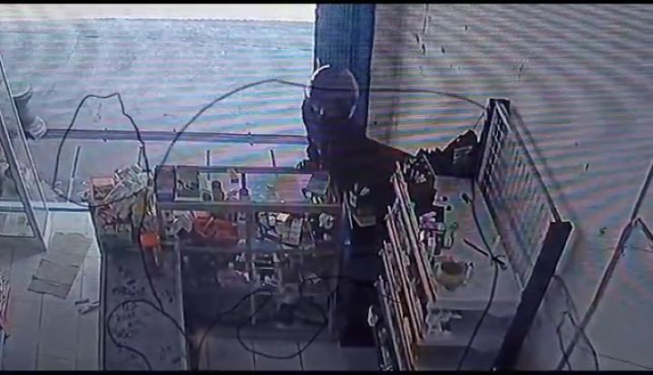 MERESAHKAN: Maling yang melancarkan aksinya di siang bolong bahkan tak peduli rekaman CCTV di Buleleng.