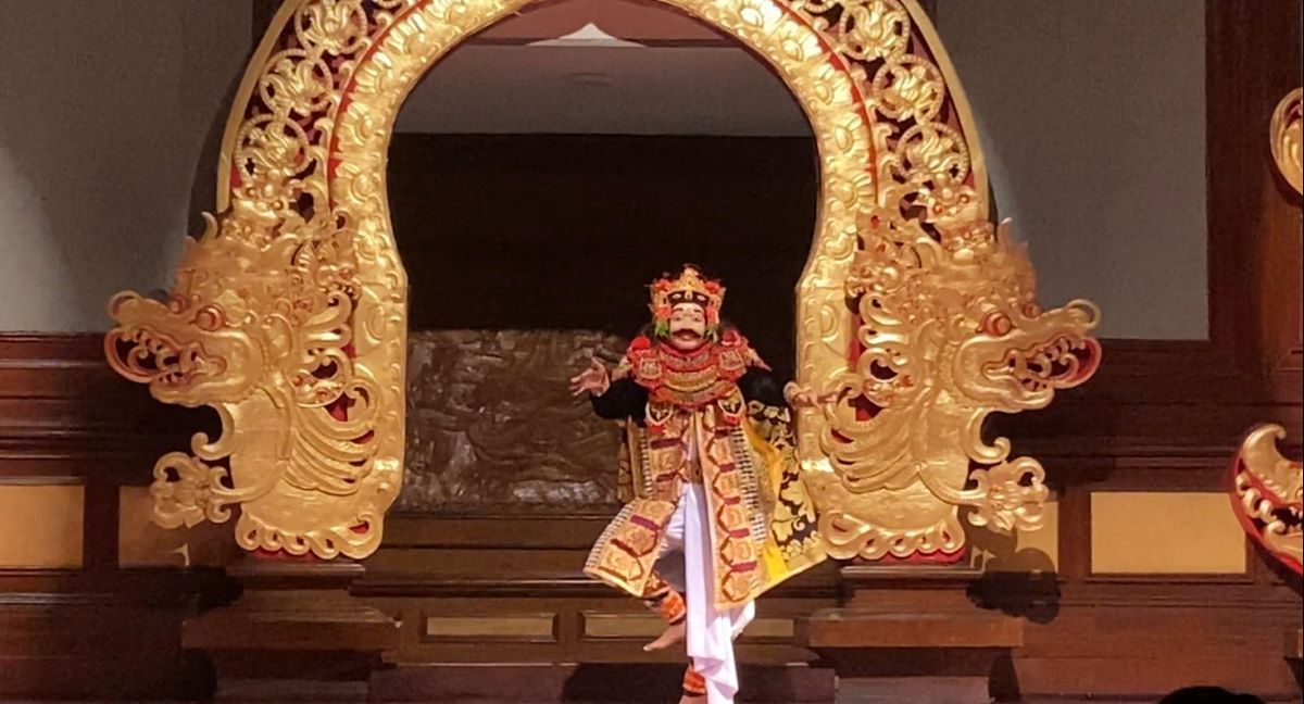 MEMUKAU: Penampilan ciri khas topeng asal Kabupaten Badung di arena PKB ke-45 di Art Center.