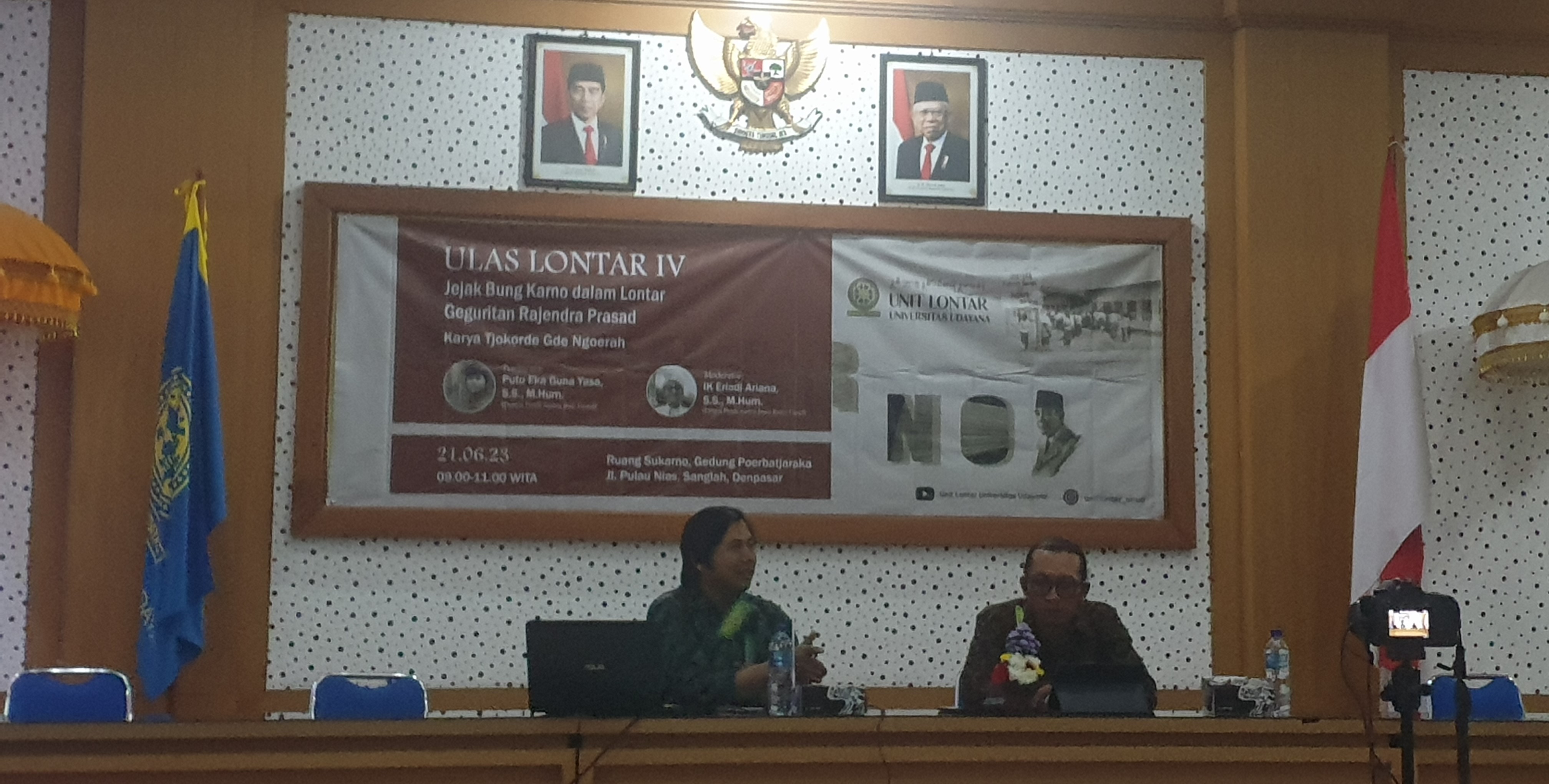MENGENANG SOEKARNO: Pembicara Putu Eka Guna Yasa menjabarkan karya Tjokorda Gde Ngoerah didampingi I Ketut Eriadi Ariana selaku moderator, di Ruang Soekarno, Gedung Poerbatjaraka, Fakultas Ilmu Budaya