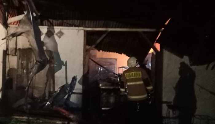 TAK TERSELAMATKAN : Petugas pemadam, berjibaku melakukan pemadaman api di  restoran  Vidie Kitchen dan Tempat Yoga Nataraja Bali Shala, di Kerobokan Kelod, Kecamatan, Kuta Utara, Badung.