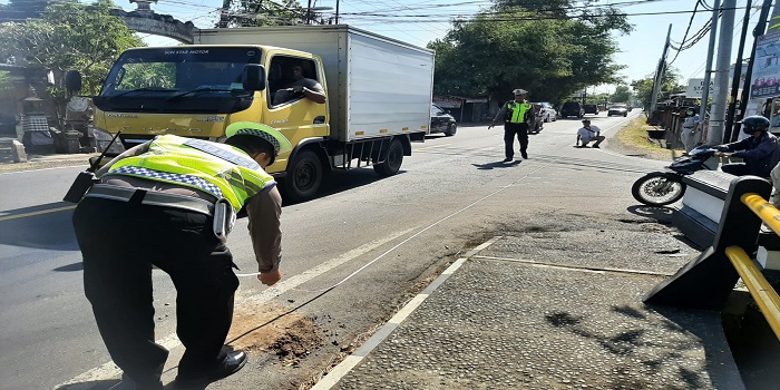 Polisi melakukan olah TKP di lokasi kecelakaan yang tewaskan tiga orang.